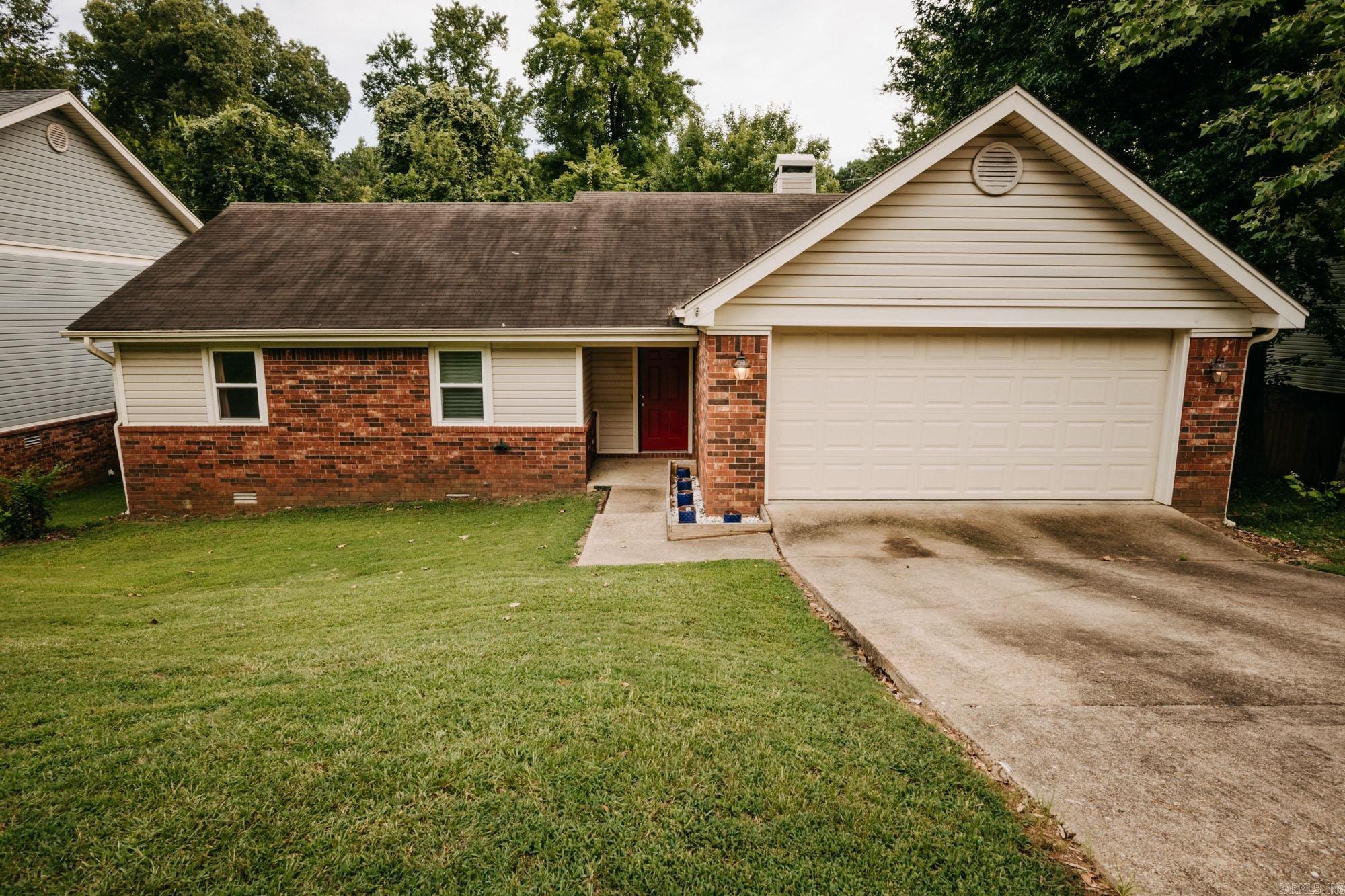 Great location in a private neighborhood not far off the Congo exit in Benton. Home was rehabilitated in 2019. Home has 3-bedrooms and 2-full baths. Your family will enjoy the open area and kitchen that looks down into living and dining room areas.