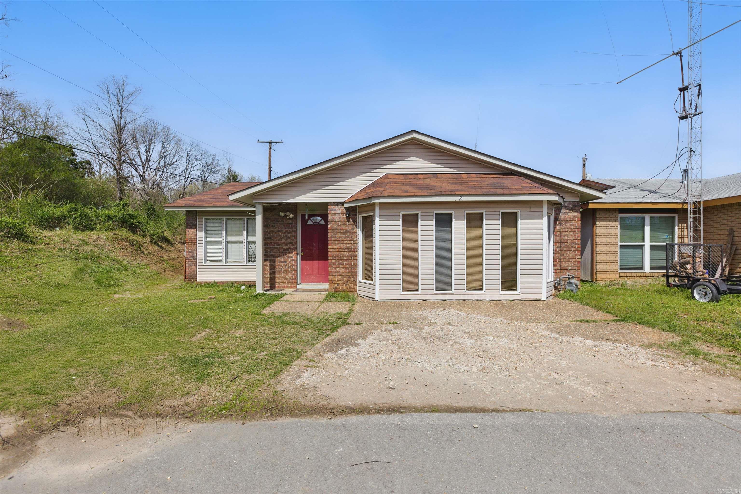 "As is" -Move in ready property. Great spacious Family Home or Investment Property. Vaulted ceilings in living room and Grand Family-Multi-purpose room. New roof! Low maintenance back yard. Spacious-Grand Family/multi-purpose room.