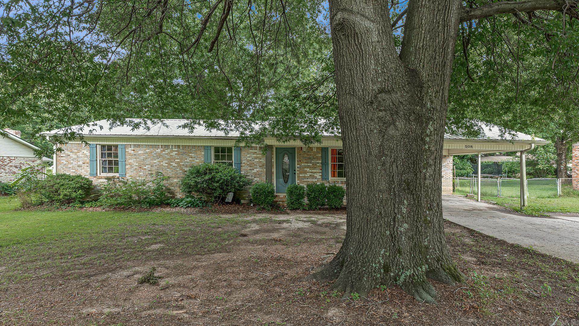 Welcome to 508 Cindy Street - Where Comfort Meets Style! This charming all-brick home features 3 spacious bedrooms and 2 full bathrooms, designed with modern living in mind. Step inside to soaring vaulted ceilings and elegant White Oak LVP flooring throughout. The kitchen is outfitted with sleek stainless steel appliances, perfect for everyday cooking or entertaining. Enjoy the convenience of a dedicated laundry room and a formal dining space ideal for gatherings. The generously sized backyard offers plenty of room to relax, garden, or play. Plus, the durable metal roof provides added peace of mind for years to come. Schedule your tour todayyour next home awaits! Mi gente! Tambin hablo espaol. Llmame al nmero abajo para ms informacin.