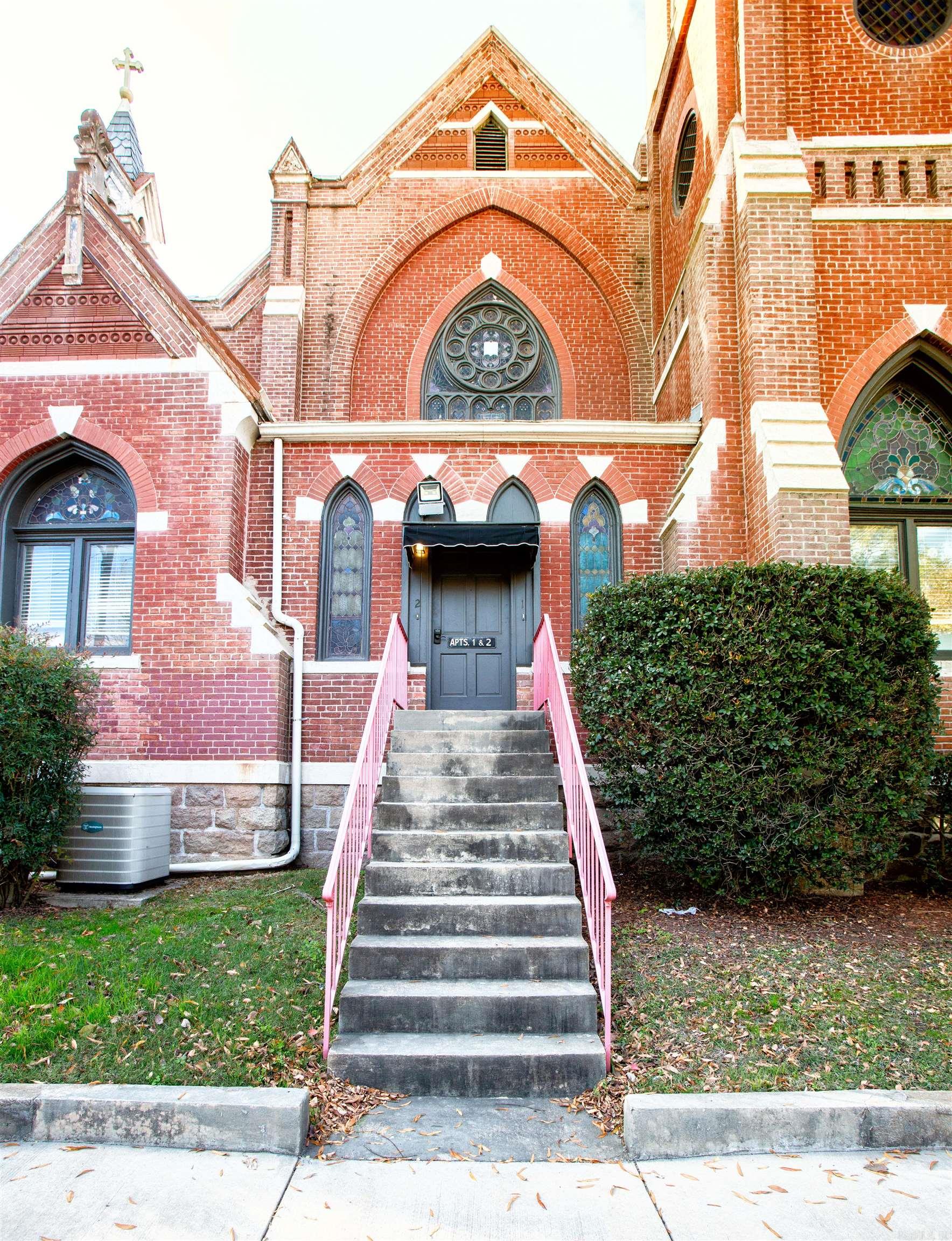 Great 2BD/1.5BA in a beautifully restored historic church 1 block away from the SOMA strip in downtown Little Rock. Completely renovated throughout. All appliances included. Water included. Close to shopping, dining, and so much more! This won't last long, schedule your appointment today before it's gone!