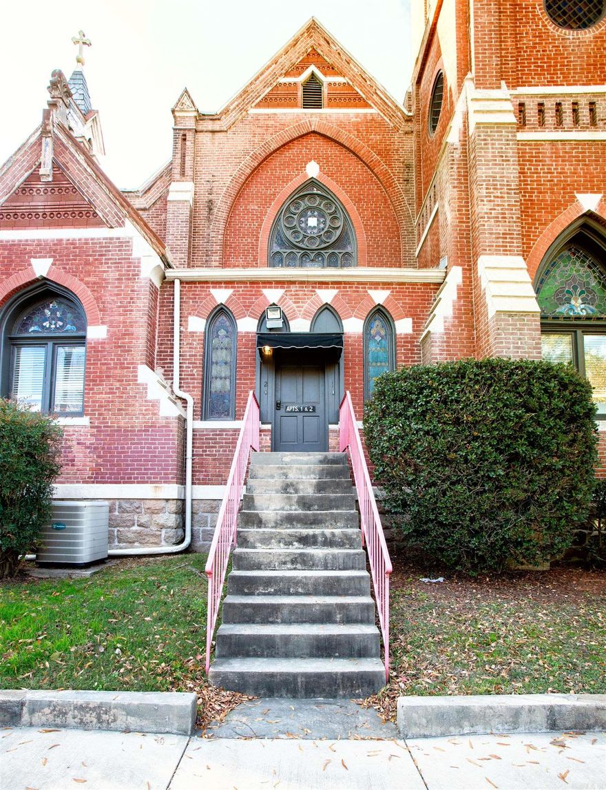 MOVE IN SPECIAL! HALF OFF FIRST MONTH’S RENT! Great 2BD/1.5BA in a beautifully restored historic church 1 block away from the SOMA strip in downtown Little Rock. Completely renovated throughout. All appliances included. Water included. Close to shopping, dining, and so much more! This won't last long, schedule your appointment today before it's gone!