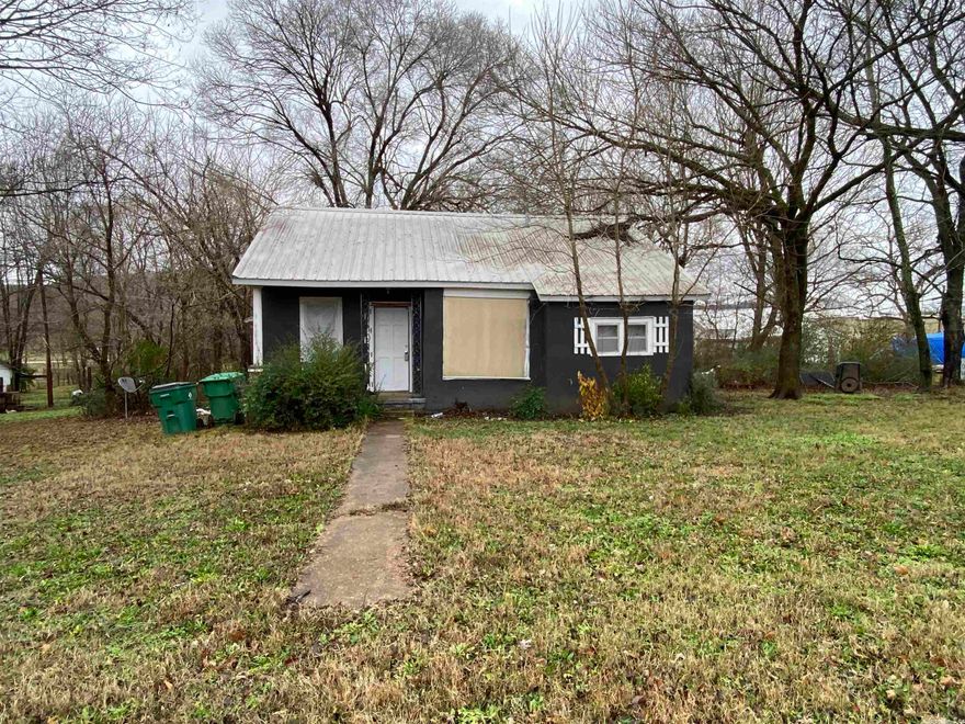 Fixer Upper located in Yellville. Two bedroom, one bath home with large back yard. Older home with character. Close to the square and Yellville Schools.