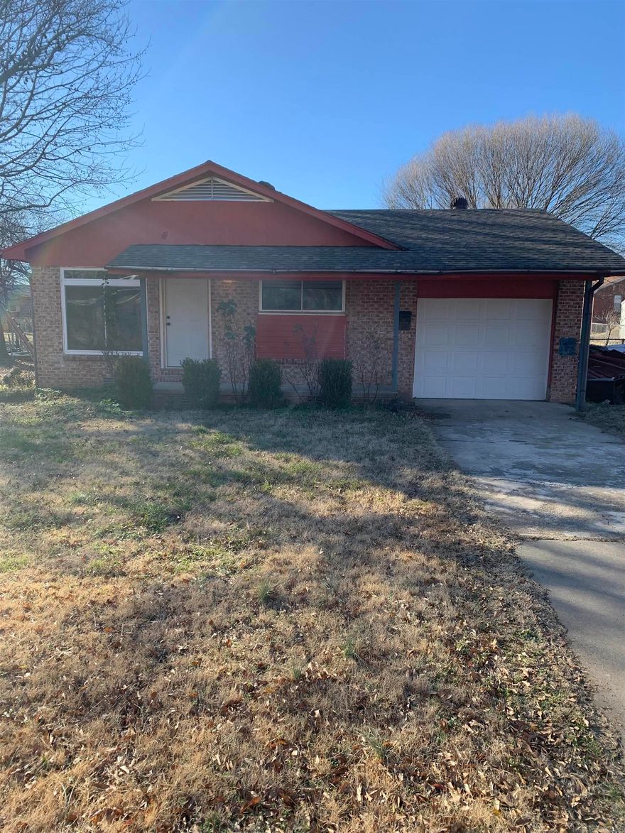Adorable 3 bed/2 bath home conveniently located inside Thompson Heights! Minutes from Downtown shopping and Spadra Creek Nature Trail and local schools.  This would be a perfect first home or fixer upper! Partially renovated.  Extra pieces of new floor included!! Call today for your showing!!