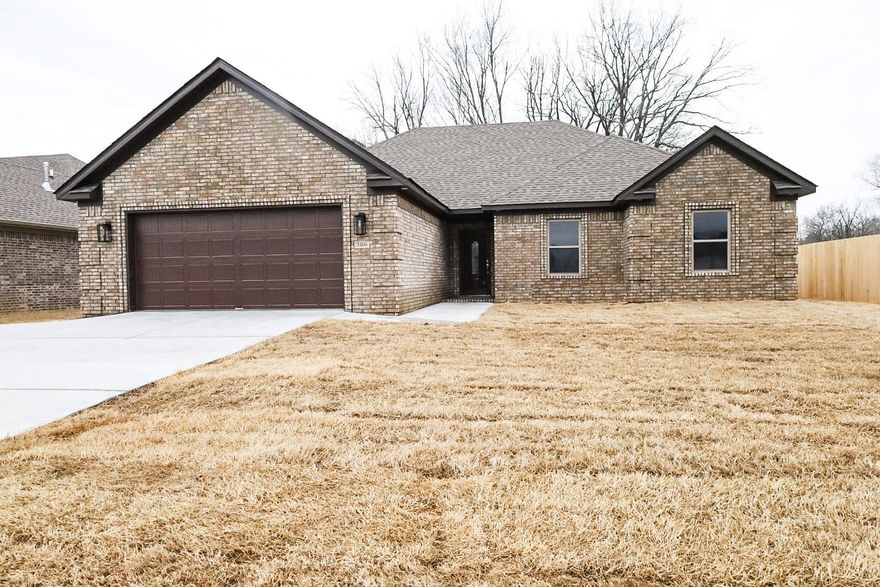 GORGEOUS NEW CONSTRUCTION -- Awesome location near LRAFB w/ convenient freeway access. Lovely kitchen w/ granite counter tops. Popular split bedroom floor plan. Master Bath closet w/ built-in drawers, double sinks, 6Ft Soaker tub, Custom tiled walk-in shower in master. Spacious living area w/ hardwood floors & gas log fireplace. Large laundry room. Covered back patio!!  1-year builder's warranty including.