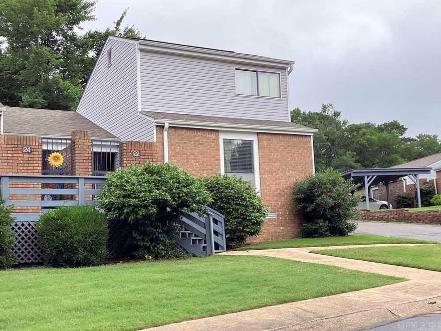 Attractive two-story condo in Huntleigh Woods.  HOA fees cover structural insurance, outside structure and yard maintenance, garbage pickup, clubhouse, swimming pool and hot tub, covered parking for one car and video security.  Guest parking is available next to the condo.    Enjoy the good life in Hot Springs National Park in this quiet and well-maintained community. It's only one mile from downtown Hot Springs and two miles from Oaklawn Park, and a half mile from Hot Springs Country Club. Dining and shopping options are close by and it's less than a one-hour drive to the Airport in Little Rock.  Call the listing agent today to make this your new home.