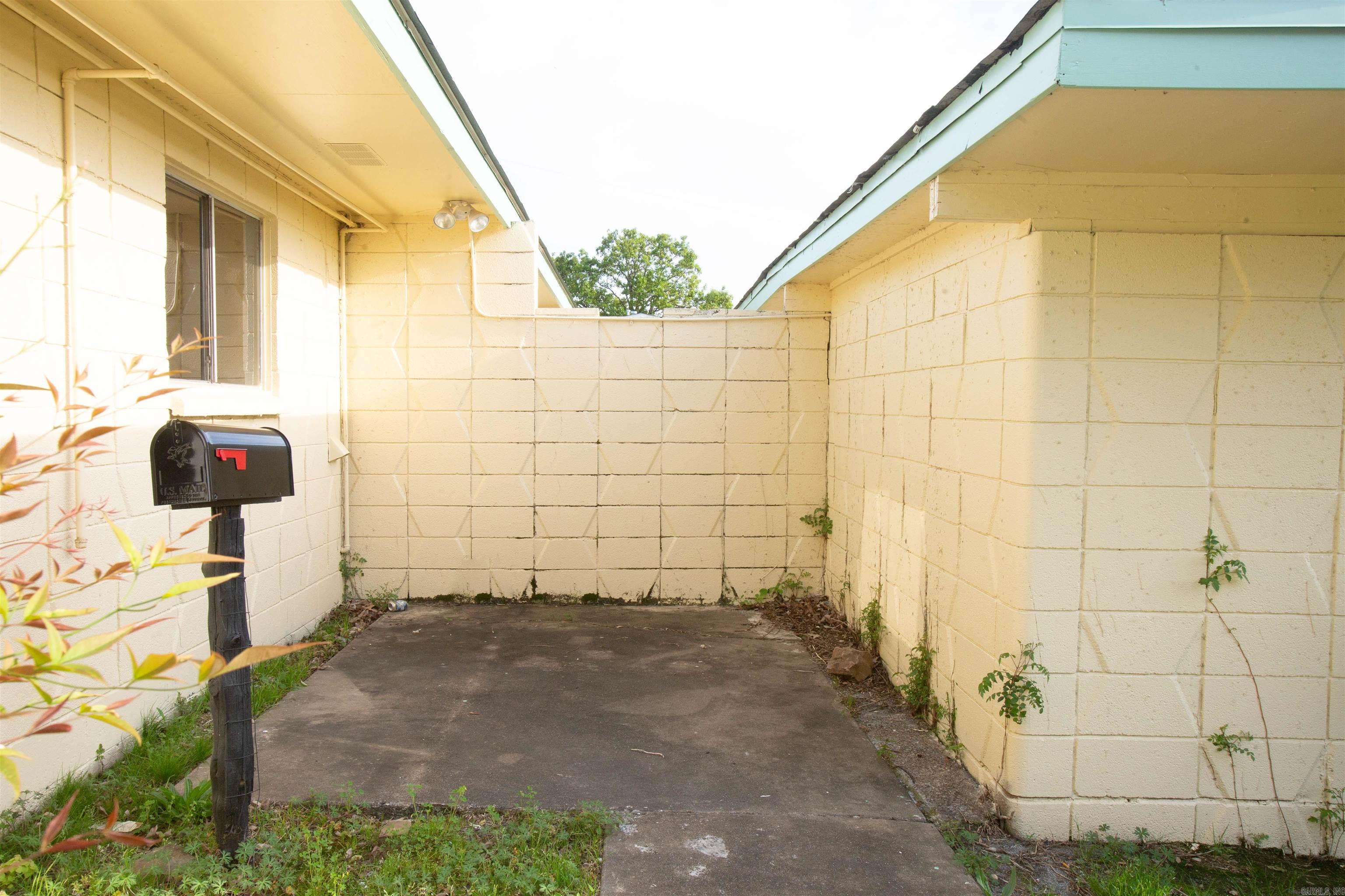 ARROW HEAD MANOR - Residential Lease