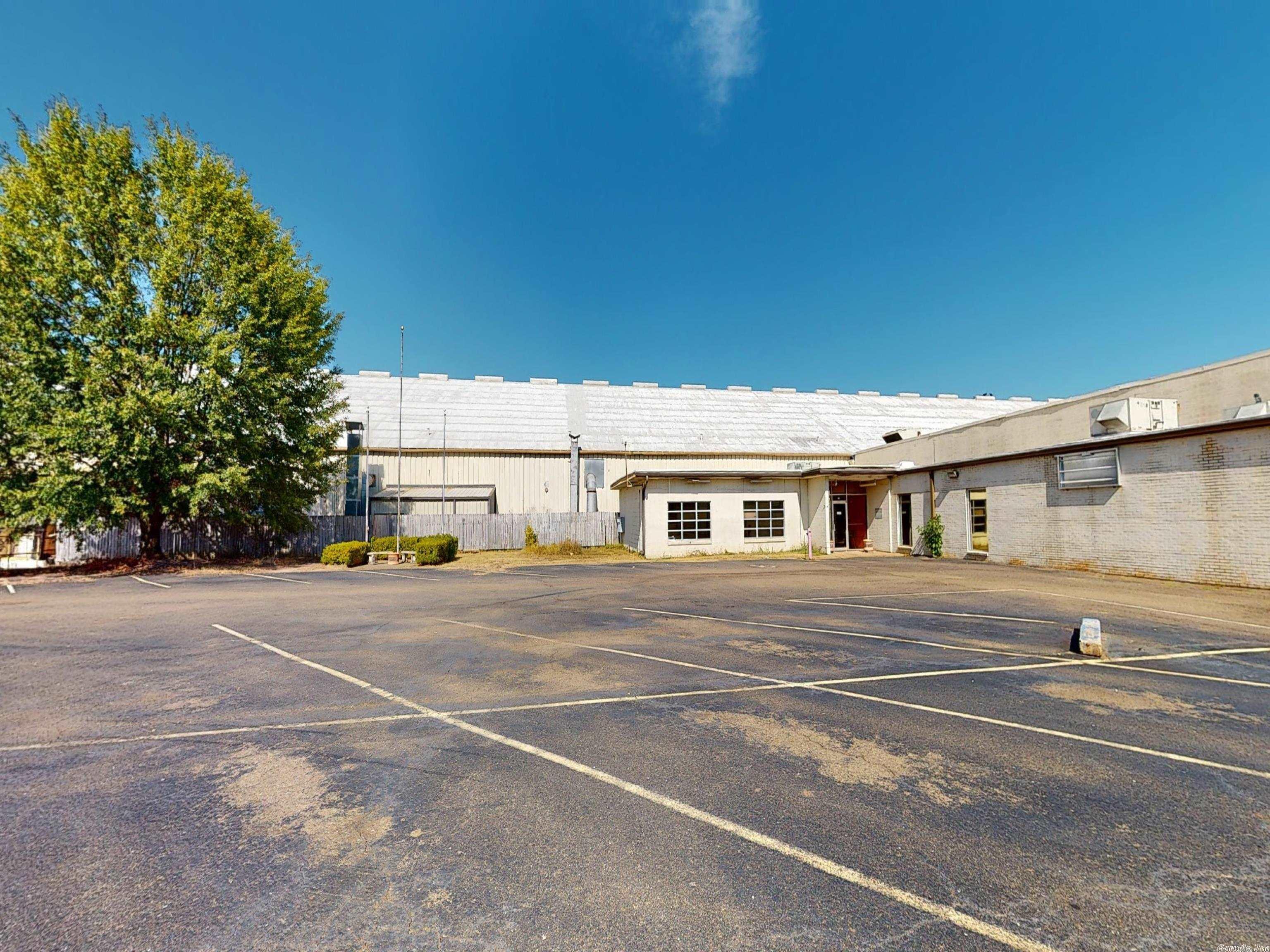 Conveniently located in De Queen AR, the sky's the limit with the potential of this 163,253+/- SF warehouse. Located on 12.56+/- acres, the infrastructure  includes 20' & 40' ceiling heights, 40' X 40' column spacing, 2 large fenced areas, and 436 paved parking spaces. With 43,388 +/- warehouse space, 111,079 +/- manufacturing space, and 6,786 +/- office space. Includes 16 high dock doors, 4 dock shelters and 2 drive-in doors.