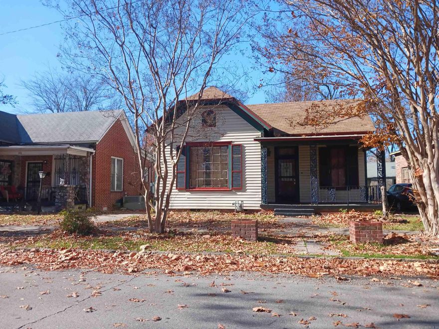 Are you looking for an investment property? This property has great potential and is perfect for attracting tenants and buyers alike. HOUSE SOLD AS IS.