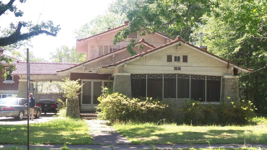 two story historical house Fixer upper, in the hospital area,  3 beds 2 baths, do not hesitate to give me a call to tour this house.