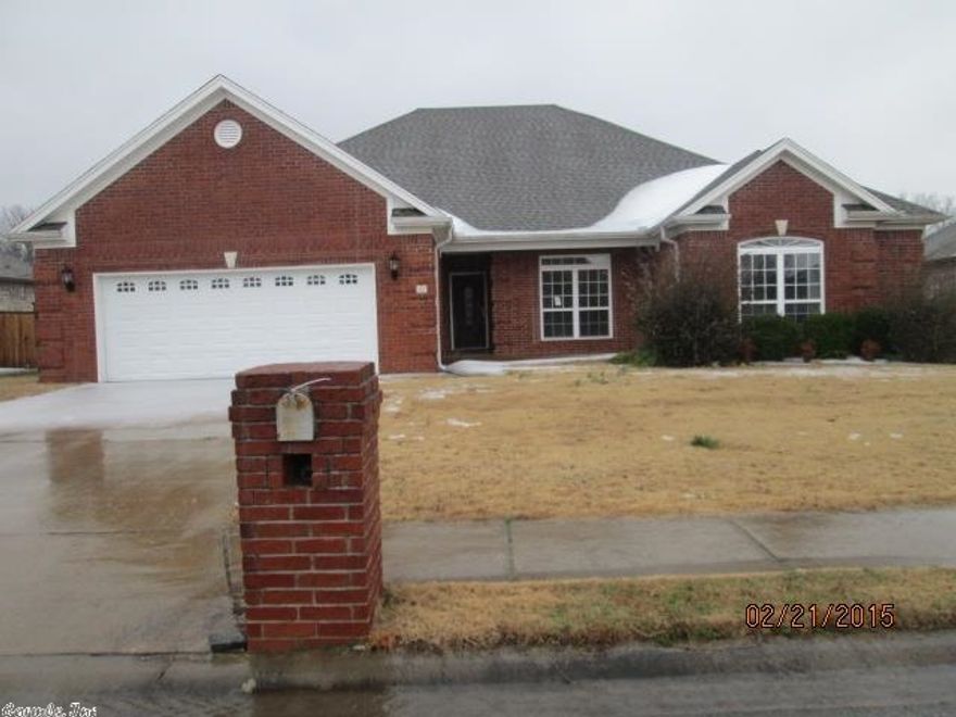 Four bedroom and two bath home in Southern Comfort estates--close to shopping and employment opportunities. Living room features wood floors and fireplace. Kitchen and dining room combination with tile floors and bay window to enjoy the fenced backyard. All offers must be submitted on homesearch.com on the online event.