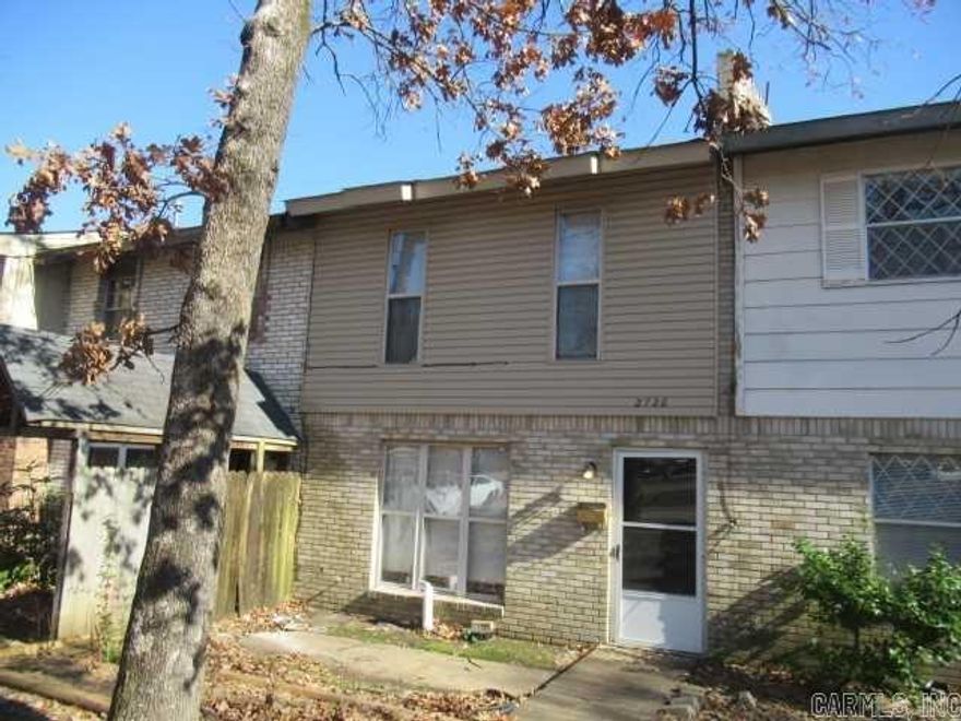 3 Bedroom, 1.5 bath row house located in North Little Rock close to Pulaski Tech and close to interstate access. The lease for this property is for 18 months with a 3% increase after the first year. Income has to be 3x the amount of rent unless you have a housing voucher.   **ALL PROPERTIES MAY NOT BE MOVE-IN READY**