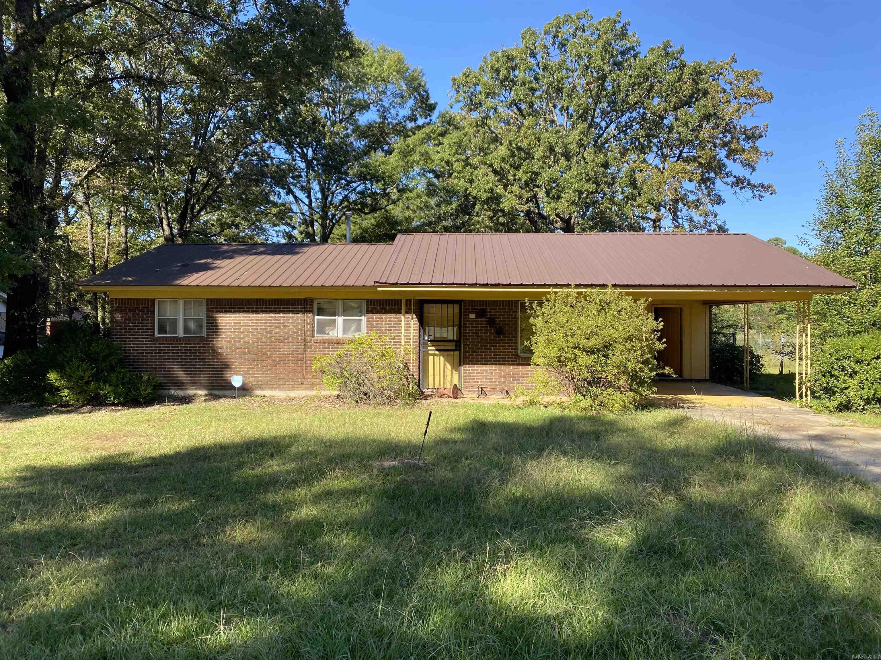 REO property. -This property is subject to a 31-day First Look Period. Seller will negotiate offers after the period expires. Priority to be given to Owner Occupant Buyers, Eligible Nonprofit Organizations, and government entities until 11/14/24. -The Seller does not accept blind offers or escalation clauses. -Cash offers require 10% EMD or $1,000 minimum, whichever is greater, and all financed offers require 1% EMD or $1,000 minimum, whichever is greater.