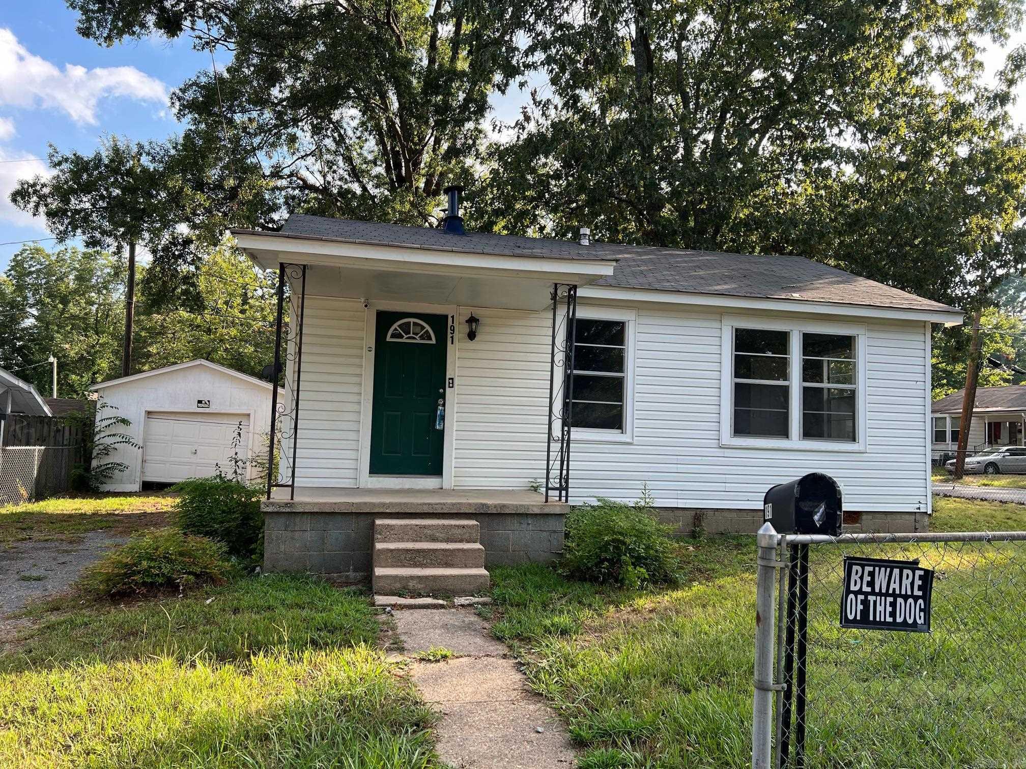 Come see this cozy 2 bed 1 bath home in the heart of Jacksonville. It has 1 car garage/shop. Recently updated , move in ready . Great for a 1st time buyers or investor great for your next rental!!
