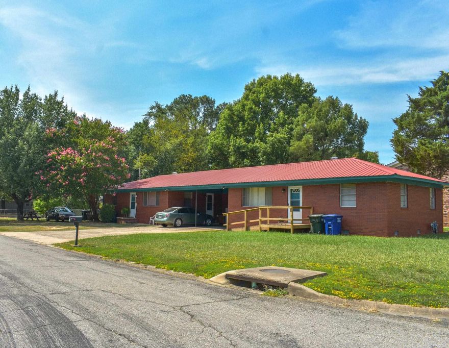 Discover a prime investment at 1706 & 1708 Hardy Conway, AR. These modernized duplex units blend style and comfort seamlessly. Upgraded appliances, sleek interiors, and partial fencing add allure. Located in a sought-after rental area near schools and shops, it's an opportunity savvy investors won't want to miss. Secure your stake in Conway's thriving rental market today!