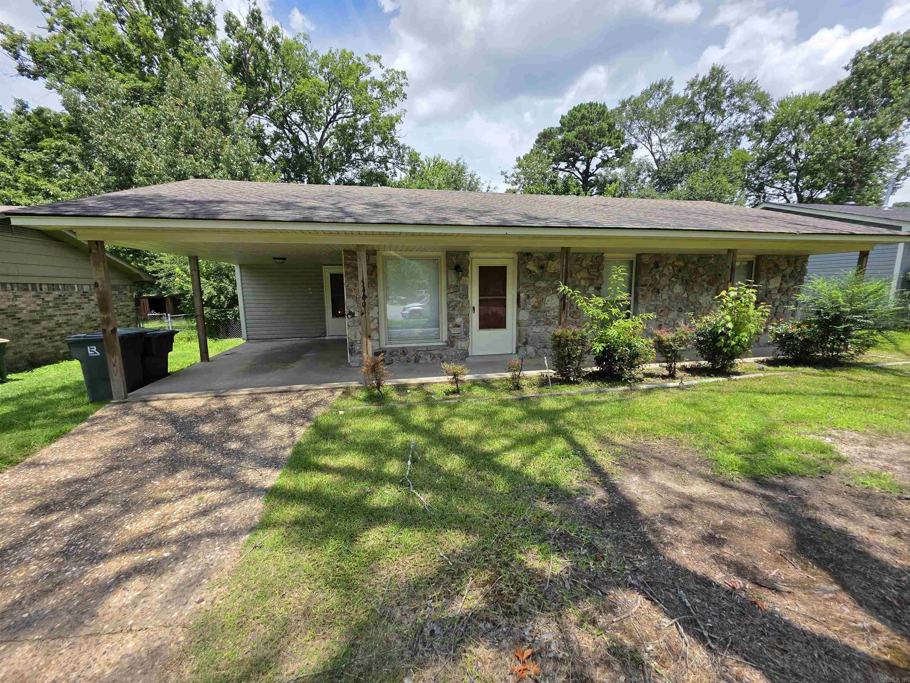 Cute 3BD/1.5BA in Southwest Little Rock that is waiting for you to call home. Cozy living room. Eat-in-kitchen, with granite countertops, ideal for enjoying meals with family or friends. Carpet and ceiling fans in bedrooms. This property is managed by Hoffman Team so beware of scammers - we will never ask you to Cashapp us money. The lease for this property is for 18 months to 2 years with a 3% increase after the first year. Income must be 3x the amount of rent per month unless you have a housing voucher. Deposit, first monthās rent, and the $50 administration fee due before move in.