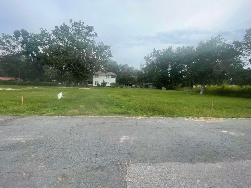 Beautiful residential lo. Can build with Iron Hog Construction or others.