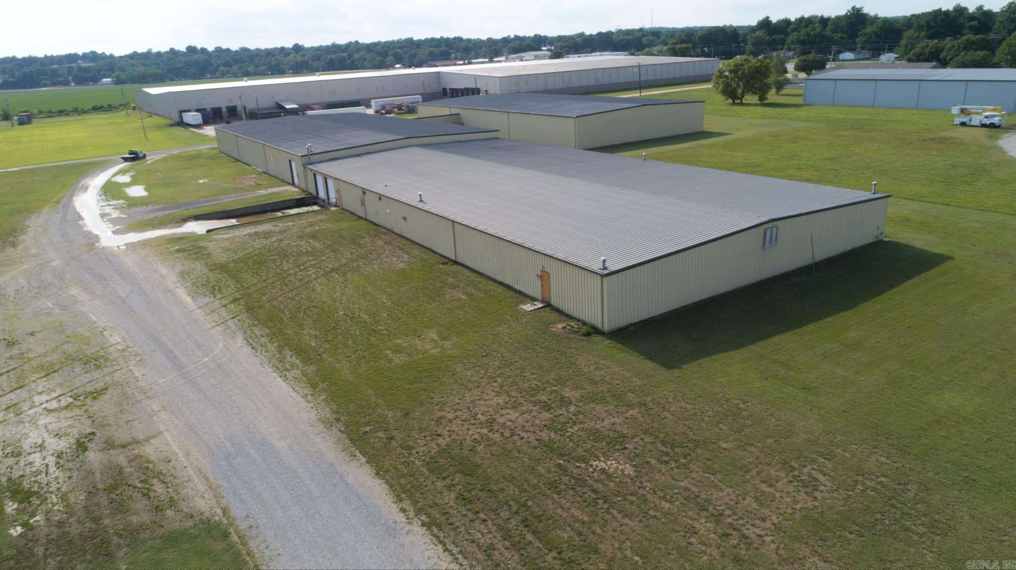 Industrial Warehouse Clear Ceiling Height 12-18 FT No. Dock-High Doors/Loading: 2 No. Drive In / Grade-Level Doors: 1 Price Per Sq FT $17 Building Class C Rentable Building Area 40,000 Sq FT Only 28 Miles from Paragould and 47 Miles from Jonesboro