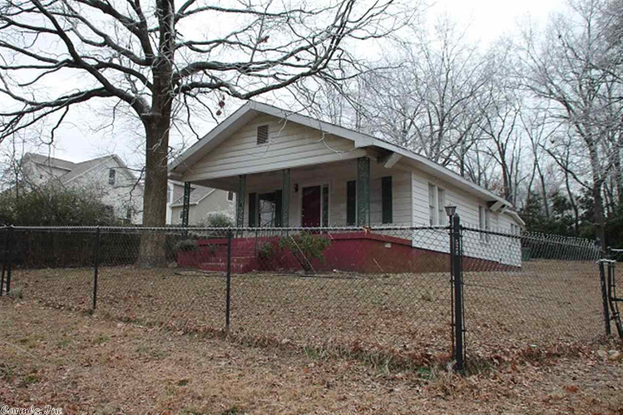 Large fenced yard with older home, needs some work but is in excellent location near all shopping and business area of Chenal/Bowman area. AGENTS, see Agent Remarks for Further info.....