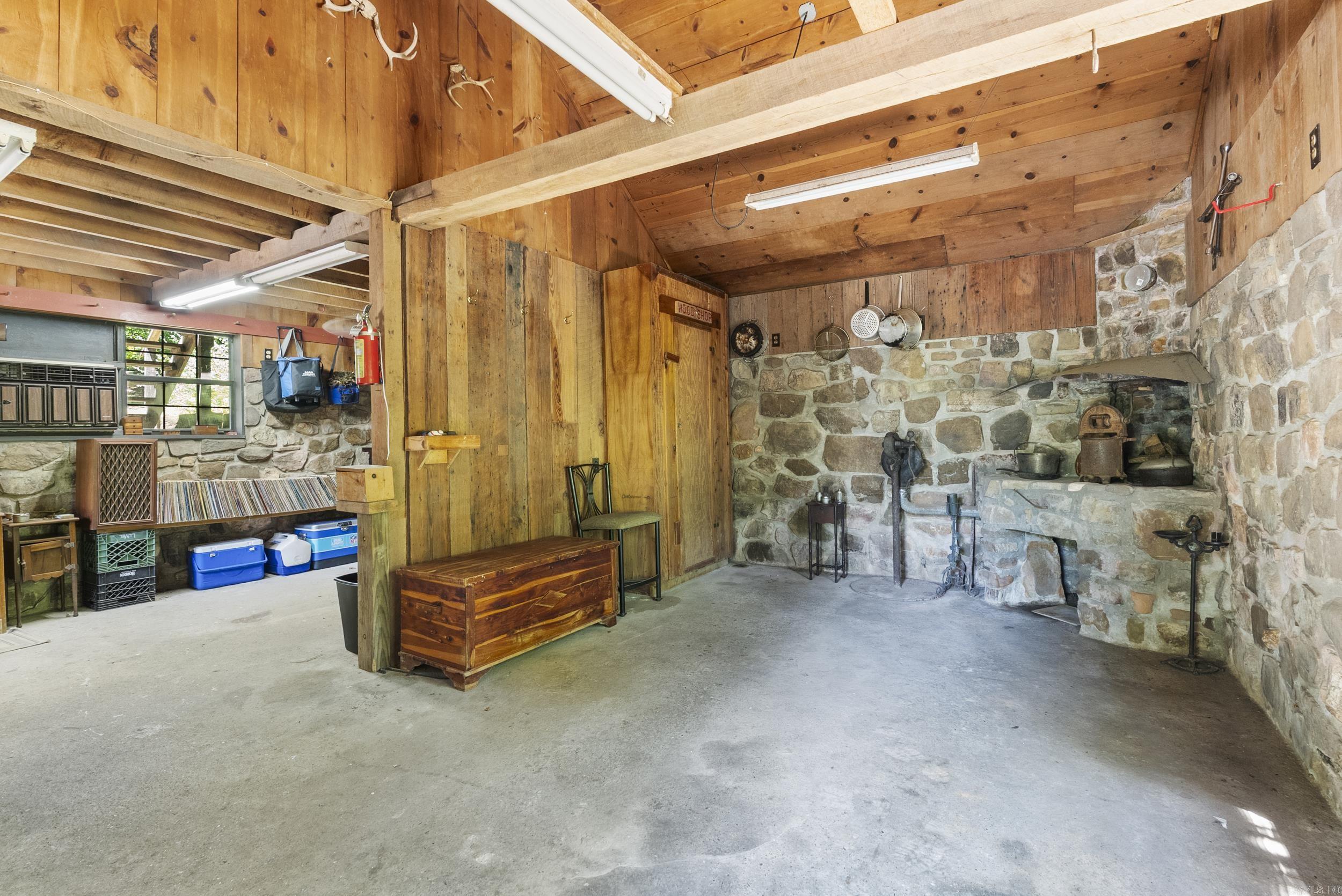 ARKRIDGE LAKE ESTATES - Residential