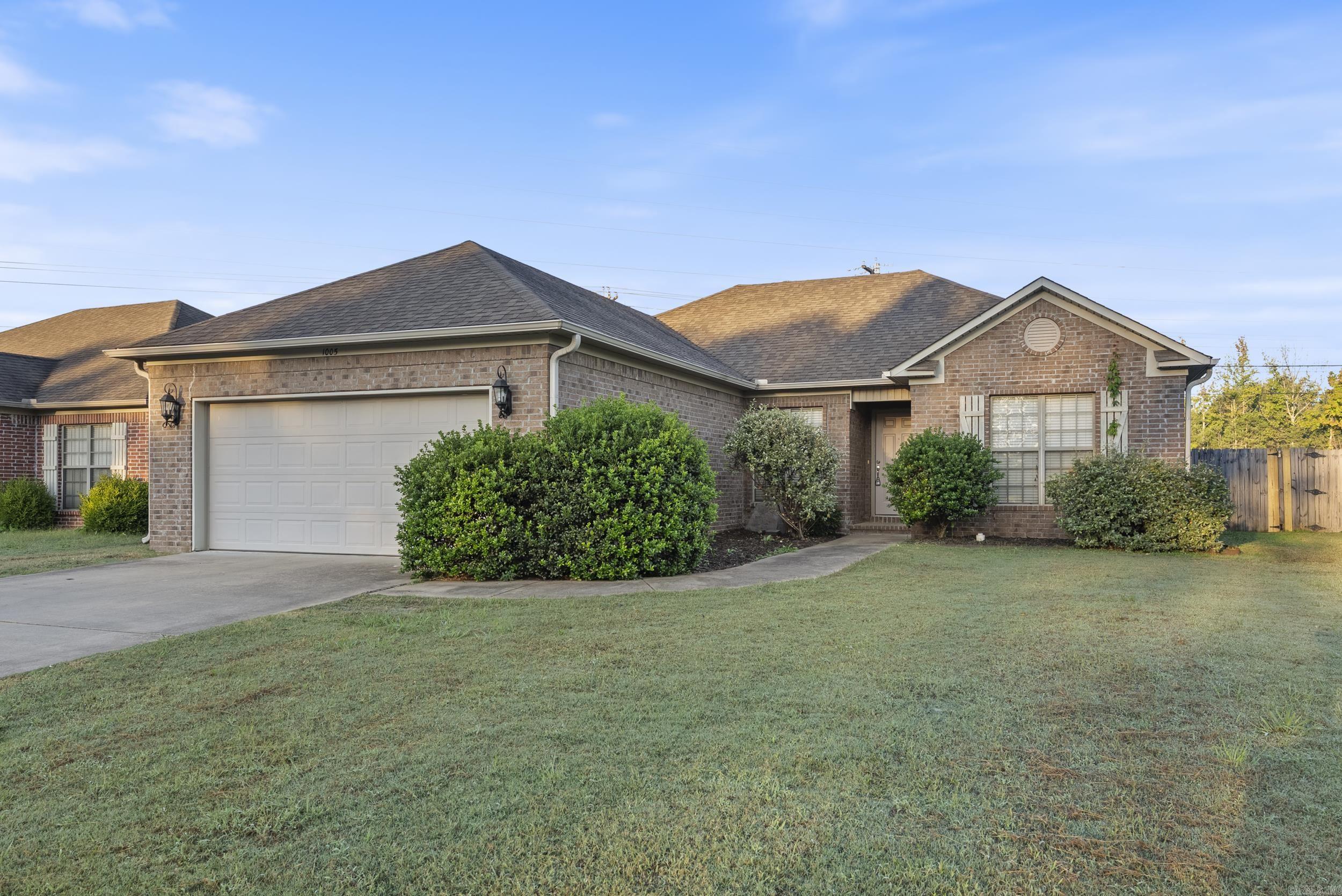 3 bed 2 bath home for sale close to Dave Ward, shopping, eating, and schools. Fenced back yard, concrete flooring, pantry, walk in laundry room, and a large walk in primary closet.