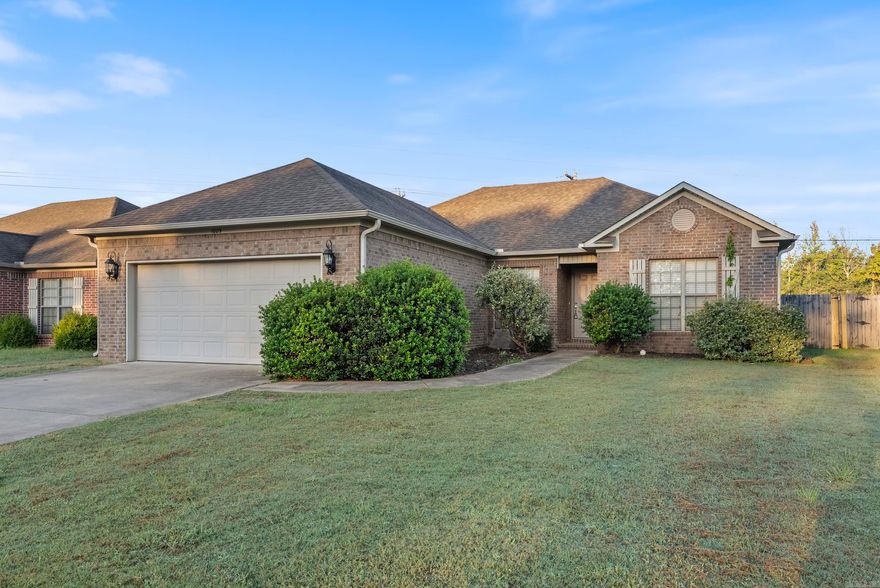 3 bed 2 bath home for sale close to Dave Ward, shopping, eating, and schools. Fenced back yard, concrete flooring, pantry, walk in laundry room, and a large walk in primary closet.