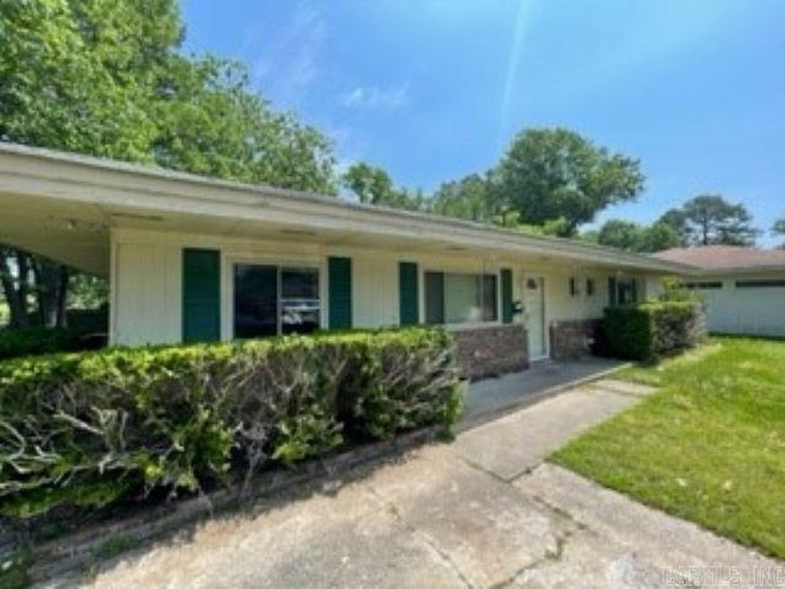 SBL- 2 Living areas, covered patio, fenced in yard