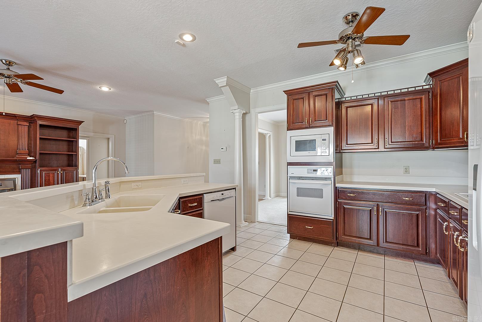 FOX MEADOW EST - Residential