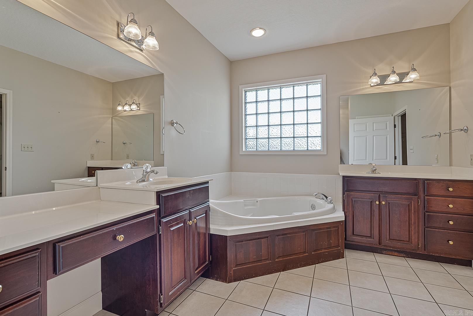 FOX MEADOW EST - Residential