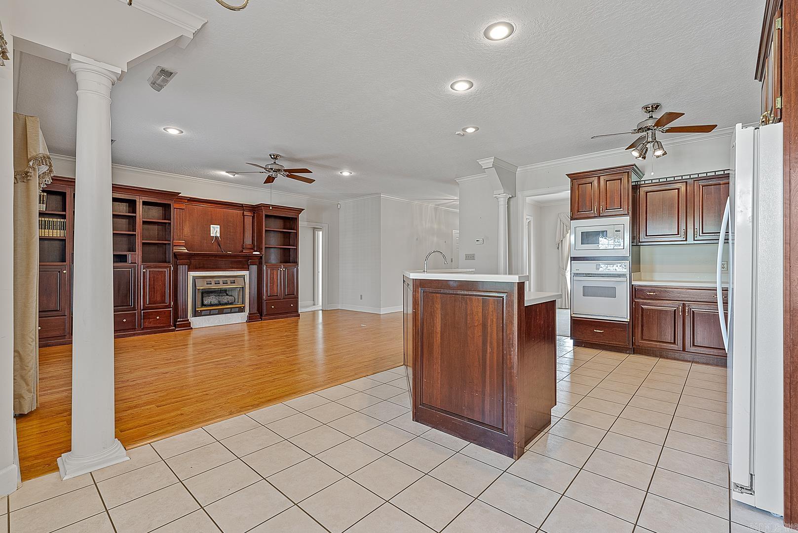 FOX MEADOW EST - Residential