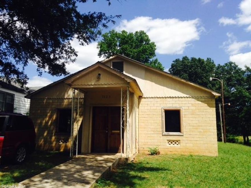 Windows installed Aug 2014. No Seller's Disclosure. Sold As Is. Measurement encourage. Proof of funds required on cash transactions.  See showing remarks