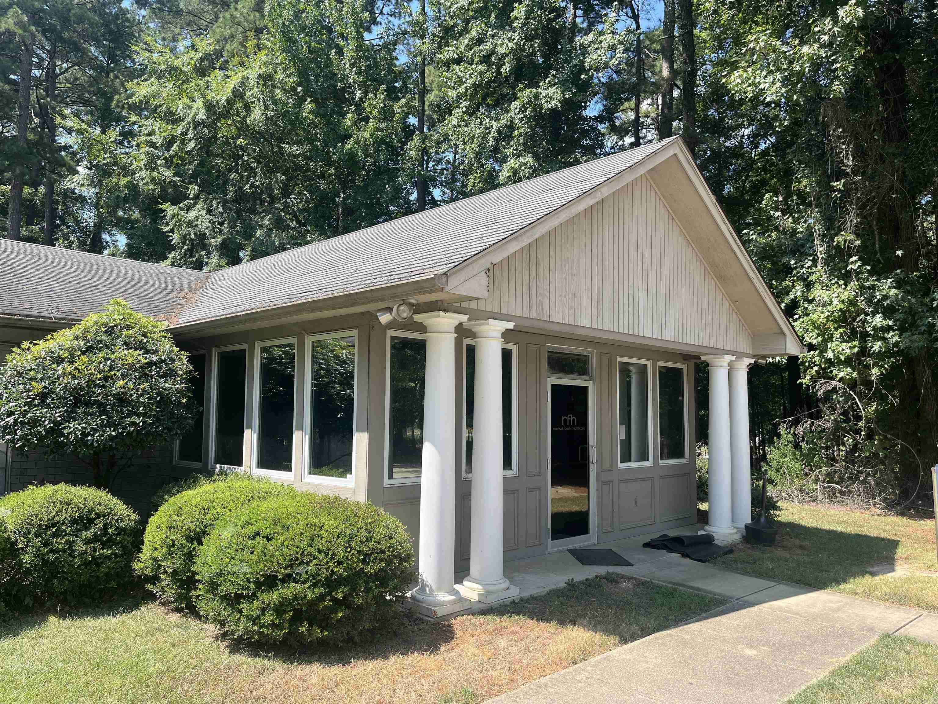 New Listing Monticello!! Looking for the perfect space with room to grow? This versatile property is ready for its next chapterāwhether youāre opening a medical practice, launching a community nonprofit, creating an educational center, or expanding your business operations. Features Youāll Love: Multiple private exam rooms ā ideal for patient care, offices, or workstations Main lobby & reception ā professional first impression every time Lab & X-ray rooms ā functional for medical or technical use Break room/kitchen ā perfect for staff lunches & meetings 6 restrooms for convenience Generous storage space for equipment, supplies, or archives Private rooms ā easily adaptable for offices, classrooms, studios, or collaborative workspaces Prime Location: Just steps from Baptist Hospital in Monticelloāhigh visibility and easy access for clients, patients, or visitors. Whether you need a turnkey medical office or want to reimagine the layout for education, training, business operations, or creative ventures, this property delivers endless possibilities! Let's go take a tour!!