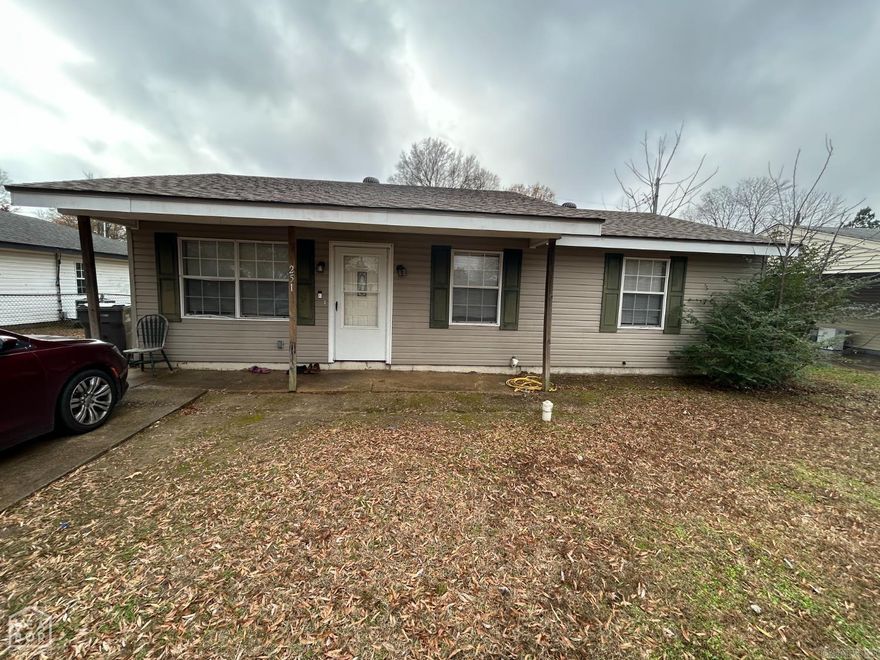 Attention investors!! This 3 bed 1 bath home is currently tenant occupied, providing immediate rental income. Functional layout and strong rental potential with a little TLC. Great opportunity to expand your portfolio or as a long-term investment. Agents please see remarks. This property can also be purchased as a package deal. See: 3511 Kristal Dr. Jonesboro, AR 72401 & 416 N Allis St. Jonesboro, AR 72401
