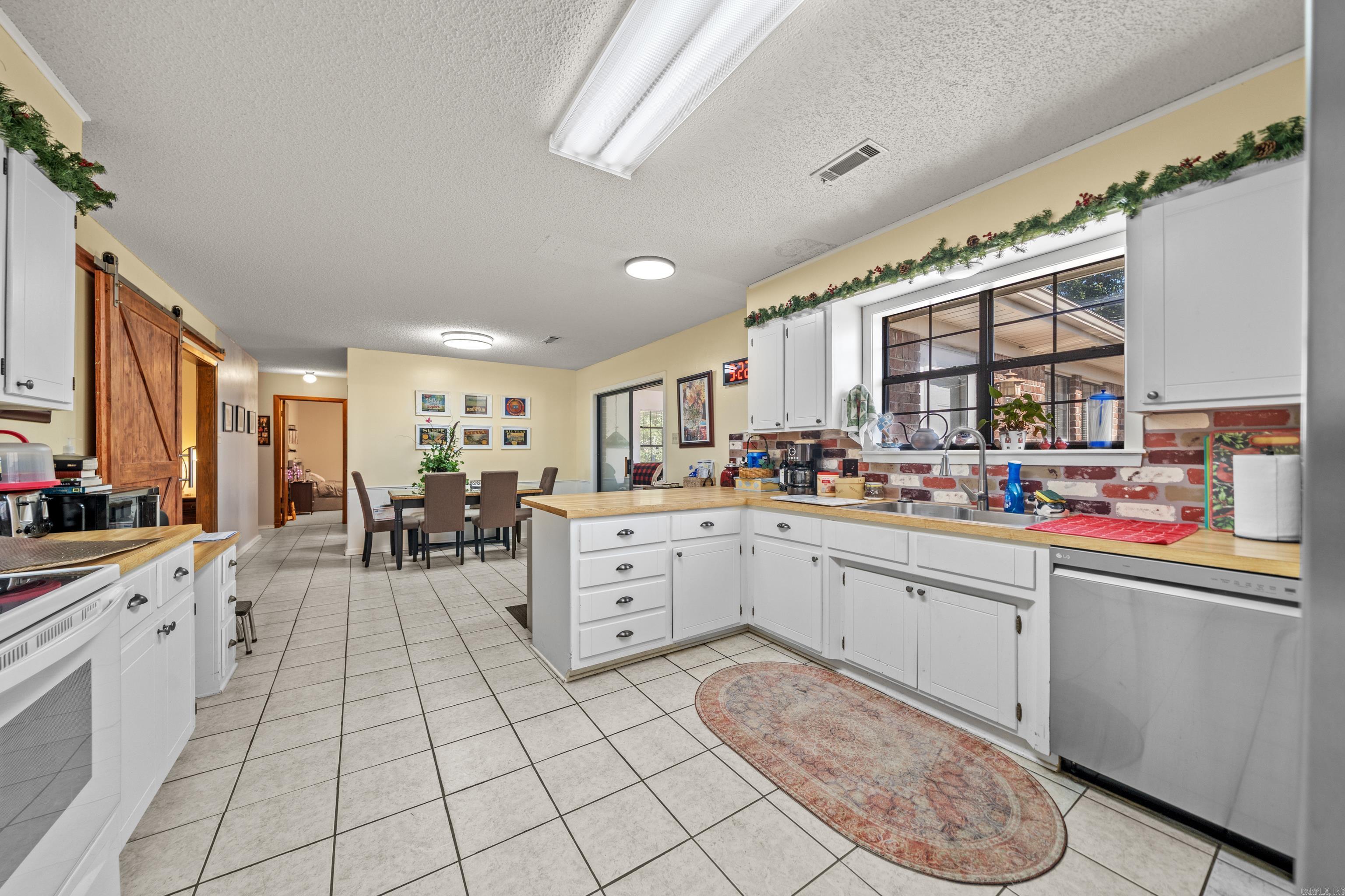 MOUNTAIN OAKS - Residential