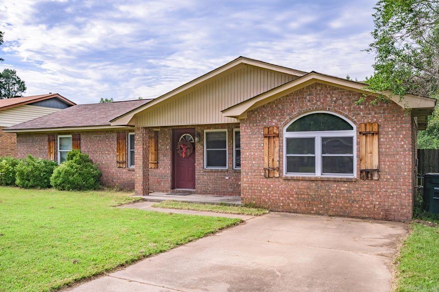 While this home needs some TLC, including updates to flooring, paint, and minor repairs, it’s a blank canvas waiting for your personal touch. Priced well below market value, this is a rare chance to build instant equity with a little elbow grease.