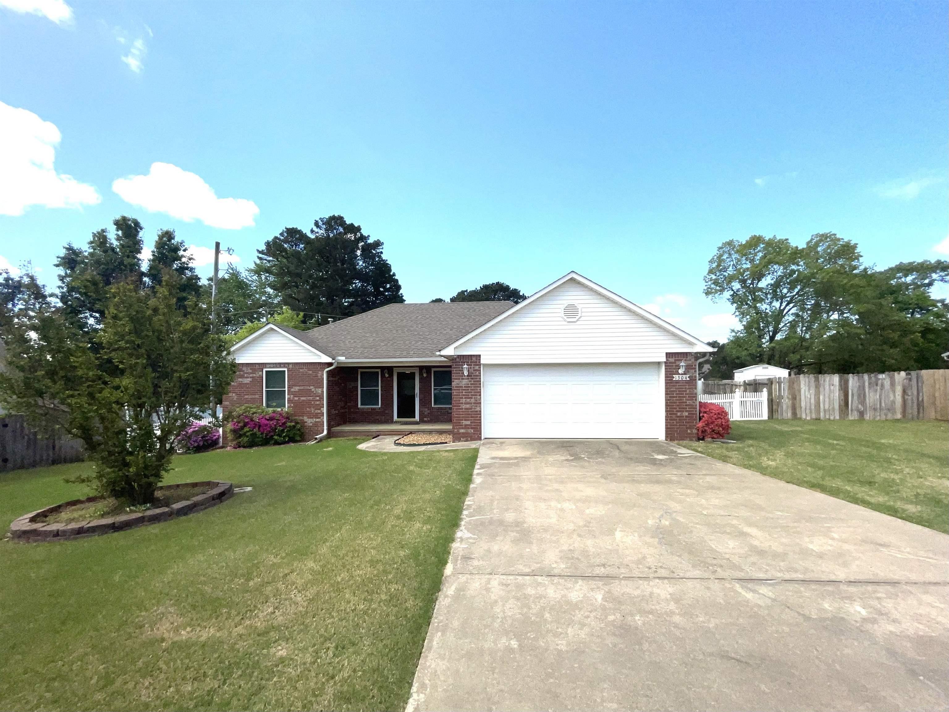 Welcome Home to Heber Springs, AR! This home is located in Ridgefield Subdivision, 3 bed 2 bath, 2 car garage, fenced in back yard, building out back, comes Furnished! Super cute home!