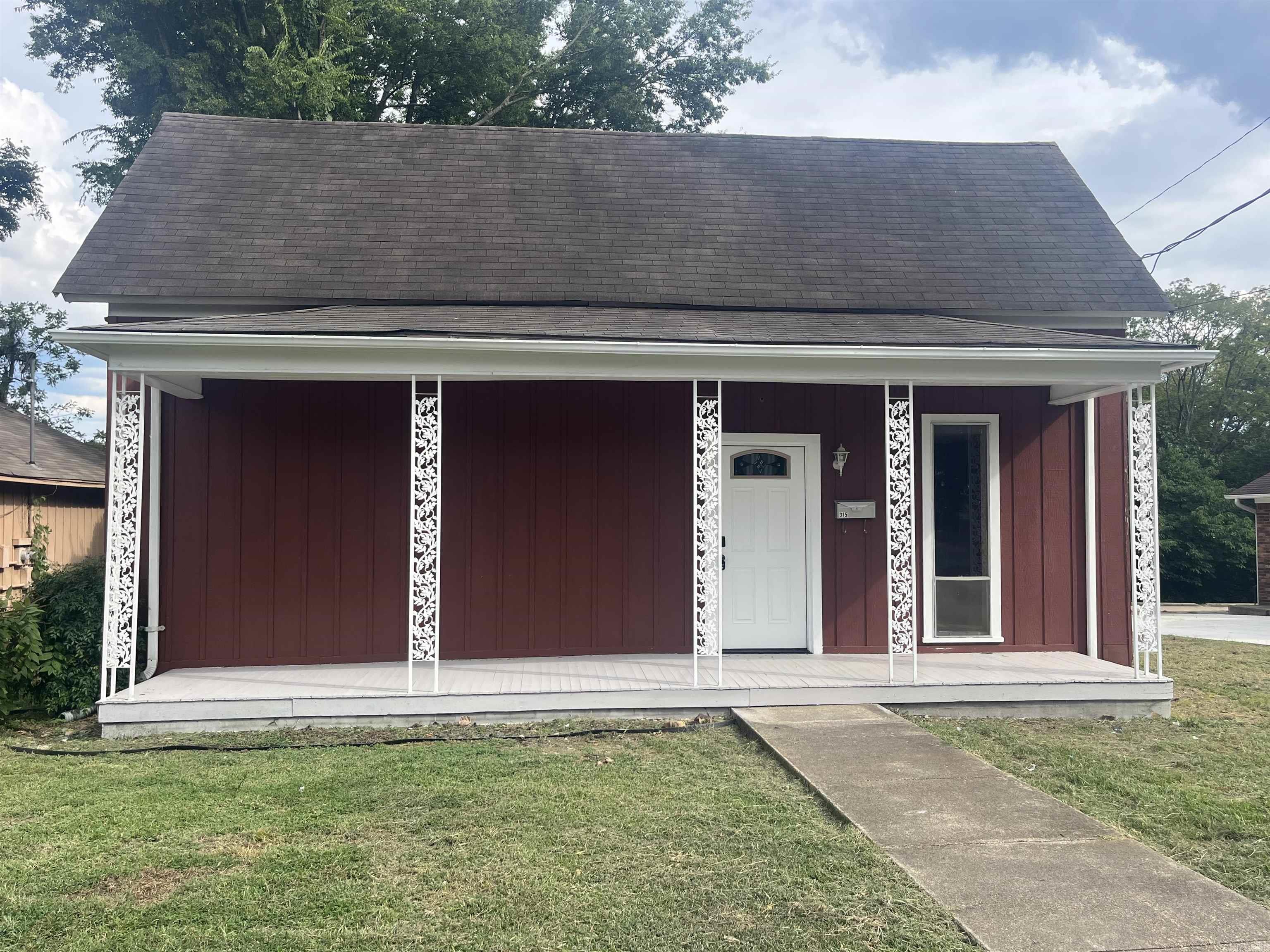 This 3 bedroom, 1 bath in Malvern is a great place to call home. Use as an office or an income producing investment. This property is located just a few blocks from Malvern's downtown historic district and has recent upgrades to add to its appeal. Take a look at this great opportunity today!