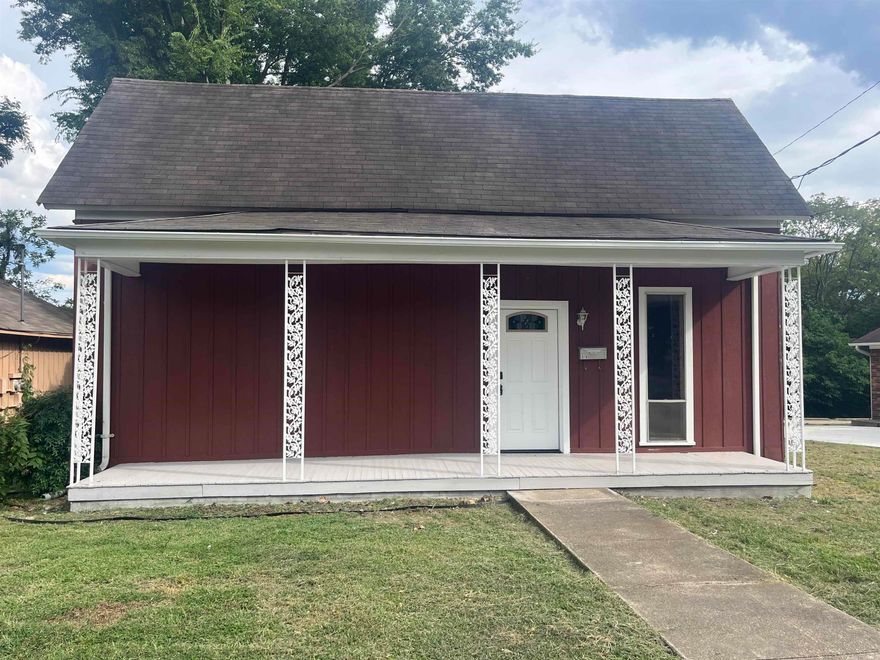 This 3 bedroom, 1 bath in Malvern is a great place to call home.  Use as an office or an income producing investment.  This property is located just a few blocks from Malvern's downtown historic district and has recent upgrades to add to its appeal.  Take a look at this great opportunity today!
