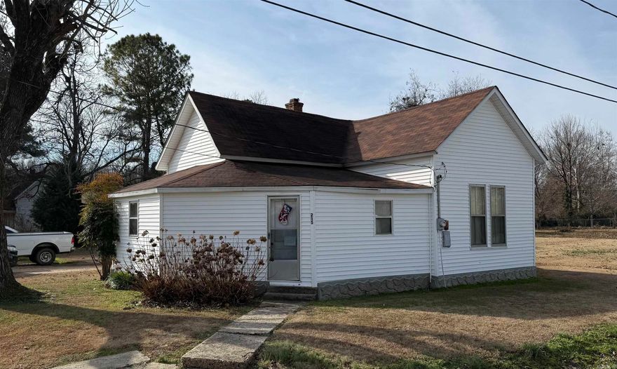 Very nice two bedroom home with one bath priced under $60,000. This home is located in Greenway, AR, and is Move in Ready! So don't wait on this one! There are two bedrooms but it could easily be converted to a three bedroom if needed. The kitchen is cozy and has ample storage and counter space. Off the kitchen is a small office area, and den, and mudroom area. The laundry is located in the carport storage room. The outside is well manicured and the yard is oversized! Lots of level yard, and space if you wanted to fence in an area for pets. This very nice home is awaiting New Owners! Don't wait! Give us a call today to see what all this home has to offer.