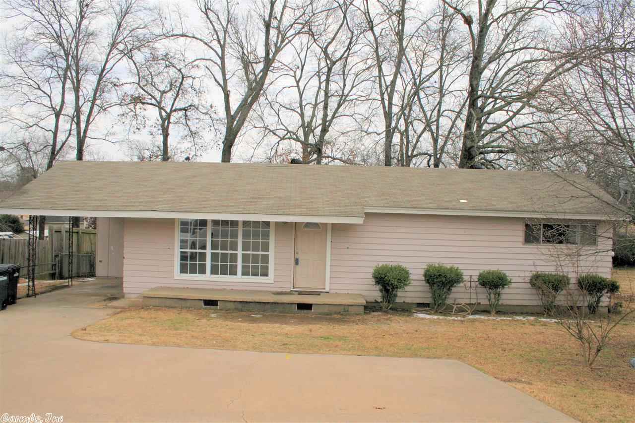This is a great home located right in the heart of Sherwood! Convenient to everything for dining & shopping. Hardwood floors, split bedroom floor plan, large open family room & kitchen. Newer updates in bathroom. Sq. Ft. approx. measuring encouraged.
