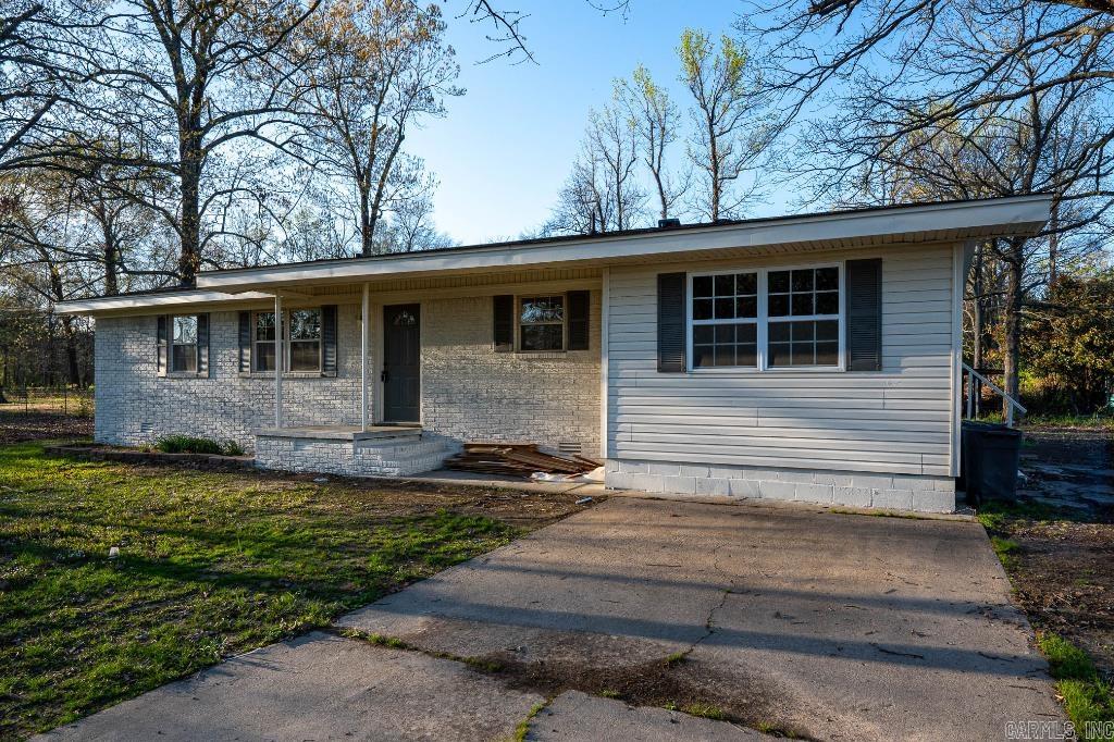 FANTASTIC 3 BED 1.5 BATH HOME. FRESH PAINT INSIDE AND OUT, NEW LVT FLOORING, NEW FIXTURES, STAINLESS APPLIANCES, AND MUCH MORE. SUPER CLEAN AND MOVE IN READY