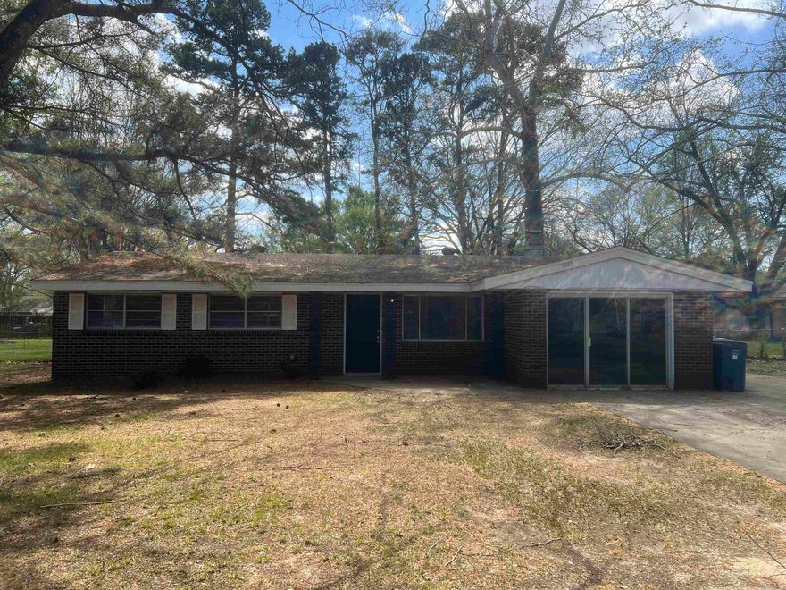 3-bedroom, 1.5-bath home located in Conway. This property offers a functional layout and is situated in an established neighborhood with convenient access to local shopping, dining, and schools. Great opportunity for a primary residence or investment property.