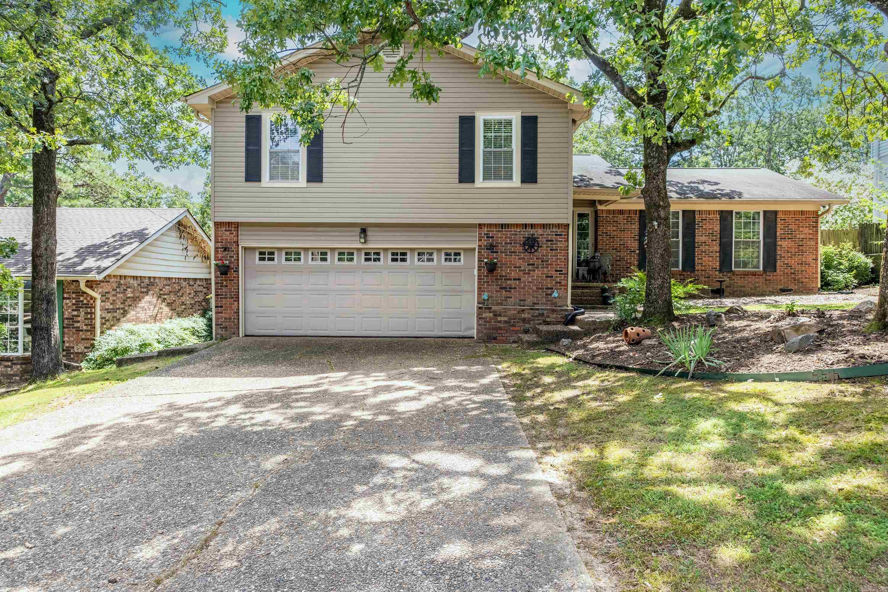 Welcome to this stunning tri-level home featuring 3 spacious bedrooms, 2 full bathrooms, and 2,223 sq ft of beautifully designed living space. Enjoy two large living areas ideal for relaxing or entertaining, a cozy fireplace perfect for chilly evenings, and a gorgeous kitchen with granite countertops and stainless steel appliances. The custom master suite includes an additional roomāideal for a home office or nursery. The backyard offers lots of potential for personalization and expansion. Located in the highly sought-after Don Roberts School District, this home also offers easy access to the interstate and is conveniently close to shopping, dining, and everyday essentials. Style, space, and locationāall in one!