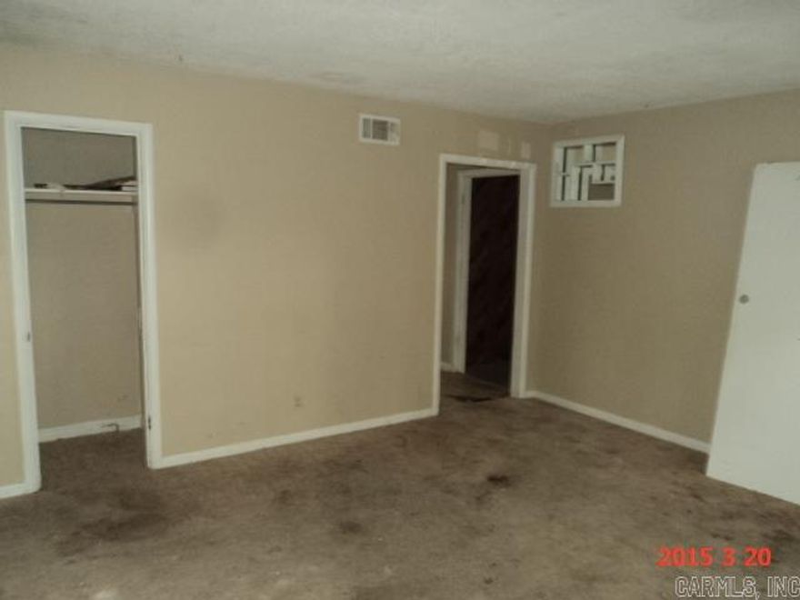 Freddie Mac Homestep Owned. Allow 3 business days to response. Proof of funds must be presented with every offer. Cash only sale-will not pass financing guidelines. Tarp on roof. This property is Eligible for "Freddiemac's  First Look Initiative until 04/14/2015", the seller will only negotiate with Owner Occupants for the first 15 days on market.