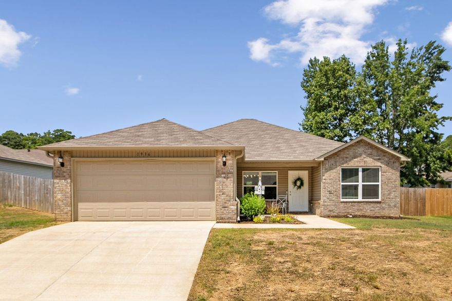 This like-new home features modern finishes, custom upgrades, and has a bright, inviting feel! The split floor plan offers privacy, with a spacious primary suite featuring a large bathroom and walk-in closet. Enjoy a wall of windows in the living room and a large, fully fenced backyard. Just 7 minutes from downtown Benton—move-in ready and full of style!