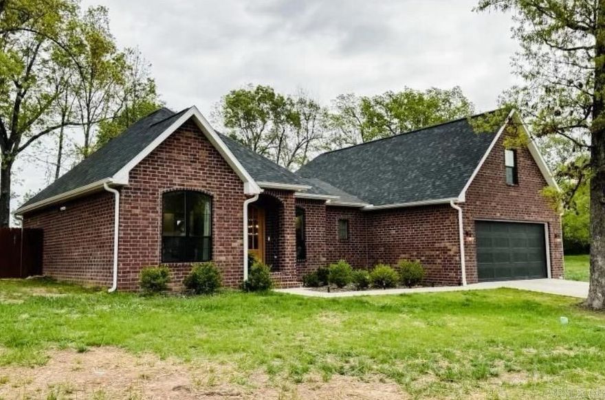 Beautiful custom built brick home on the edge of Mountain Home AR.