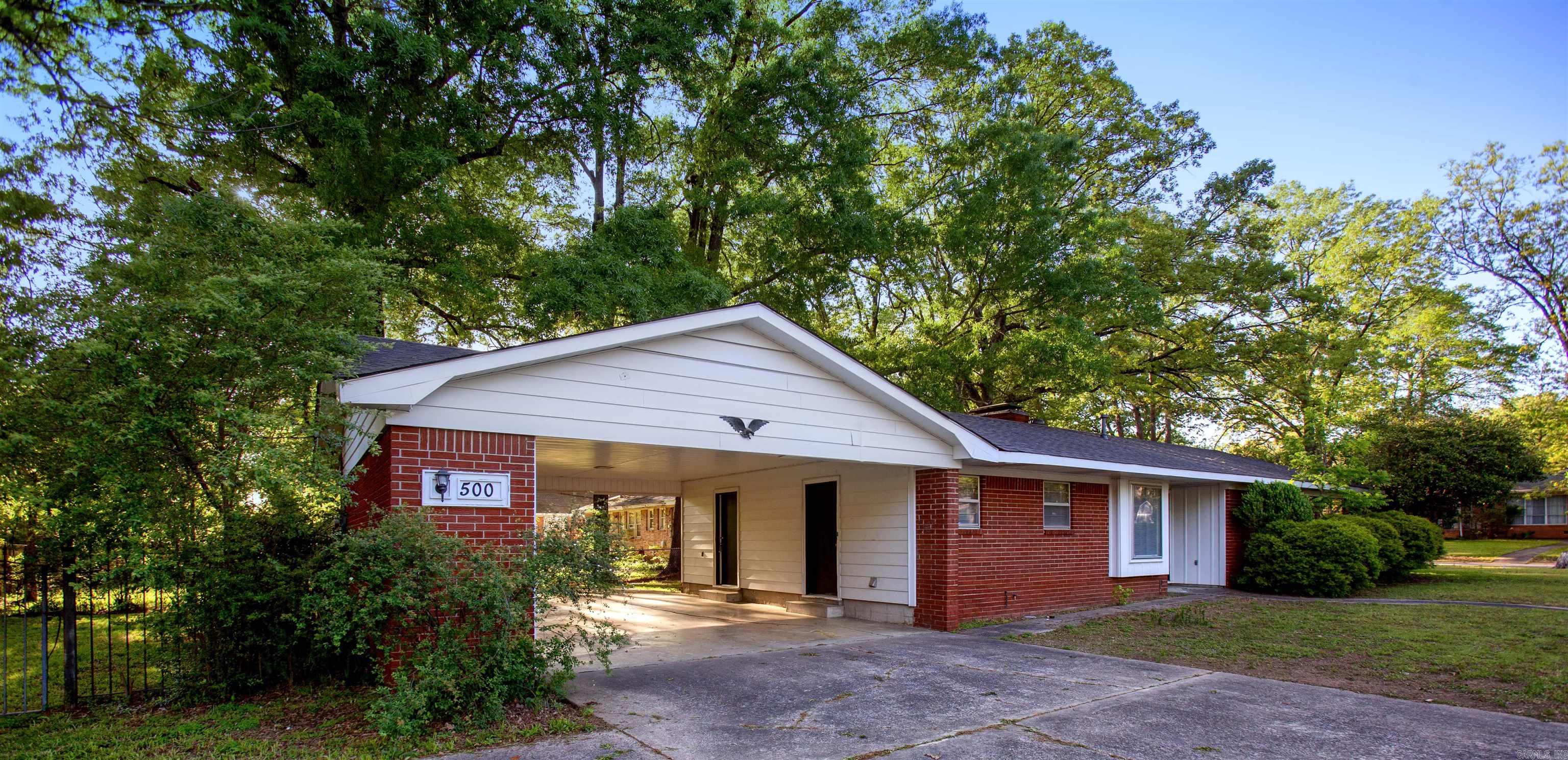 Completely remodeled 3BD/2BA in Little Rock that is waiting for you to call home. Plenty of parking options and a carport. New paint and flooring throughout. Granite countertops in the kitchen and bathrooms. This property is managed by Hoffman Team so beware of scammers - we will never ask you to Cashapp us money. The lease for this property is for 18 months to 2 years with a 3% increase after the first year. Income must be 3x the amount of rent. Deposit, first monthās rent, and the $50 administration fee due before move in. This property does not accept section 8.