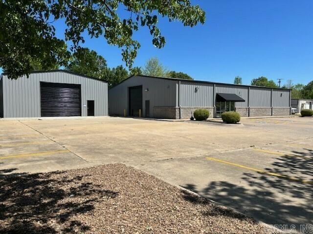 Versatile commercial space featuring a 4,800 SF office/warehouse with functional workspace and storage, plus an additional 2,240 SF storage warehouse. Located just off Highway 64/ E Oak St, offering excellent visibility and accessibility in a growing commercial area of Conway. Positioned near major thoroughfares, businesses, and residential neighborhoods, providing a strategic location for retail, office, or service-oriented tenants.