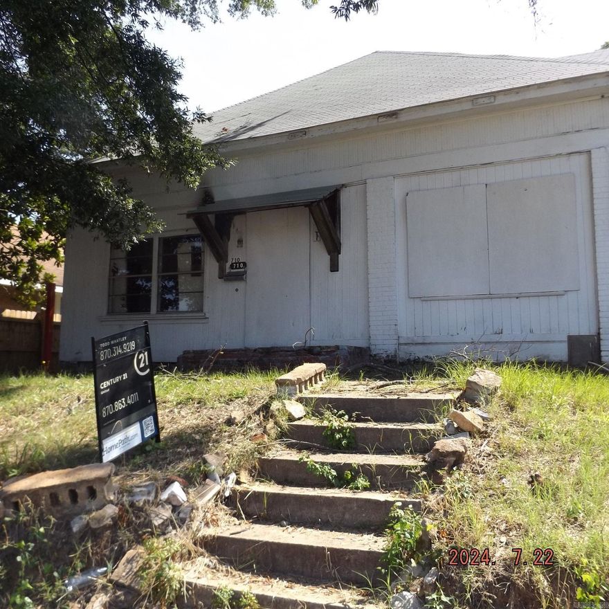 Home has went to an online Auction. Auction will be 12/08/2024 until 12/10/2024 at www.auction.com   GIVE US A CALL CENTURY 21 UNITED 870-314-9219 FOR A SHOWING OF THIS HOME LOCATED DOWN TOWN IN TEXARKANA ARKANSAS. THIS HOME IS VERY LARGE HAVING 2 BEDROOMS, COULD BE 3, AND 1 BATH. HOME HAS A LIVING ROOM, A FORMAL DINING ROOM, AND A VERY LARGE DEN.