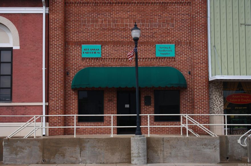 Retail store front located on N. Main St. (High Traffic) with approx. 3100 Sq. Ft. of space. Listing Agent: Melinda Bennett - 870 451 2226