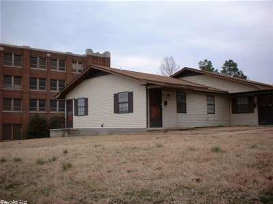 Great 3 BR/1BA Duplex for Rent in Little Rock with approximately 1,000 square feet.  The Kitchen fully furnished with an electric range/ hood vent, Dishwasher and garbage disposal. Washer and Dryer connection are conveniently located in a separate utility room.  Also included are central heat & Air, mini blinds, tile flooring and carpet.  Sorry, no animals allowed  Located at the corner of Wright Ave & Cross  Agents, See Showing remarks
